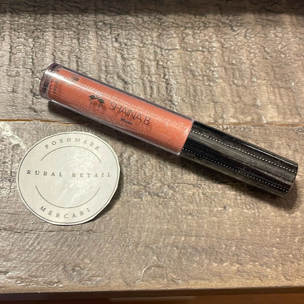 Shania B Miami Lipgloss in Besitos